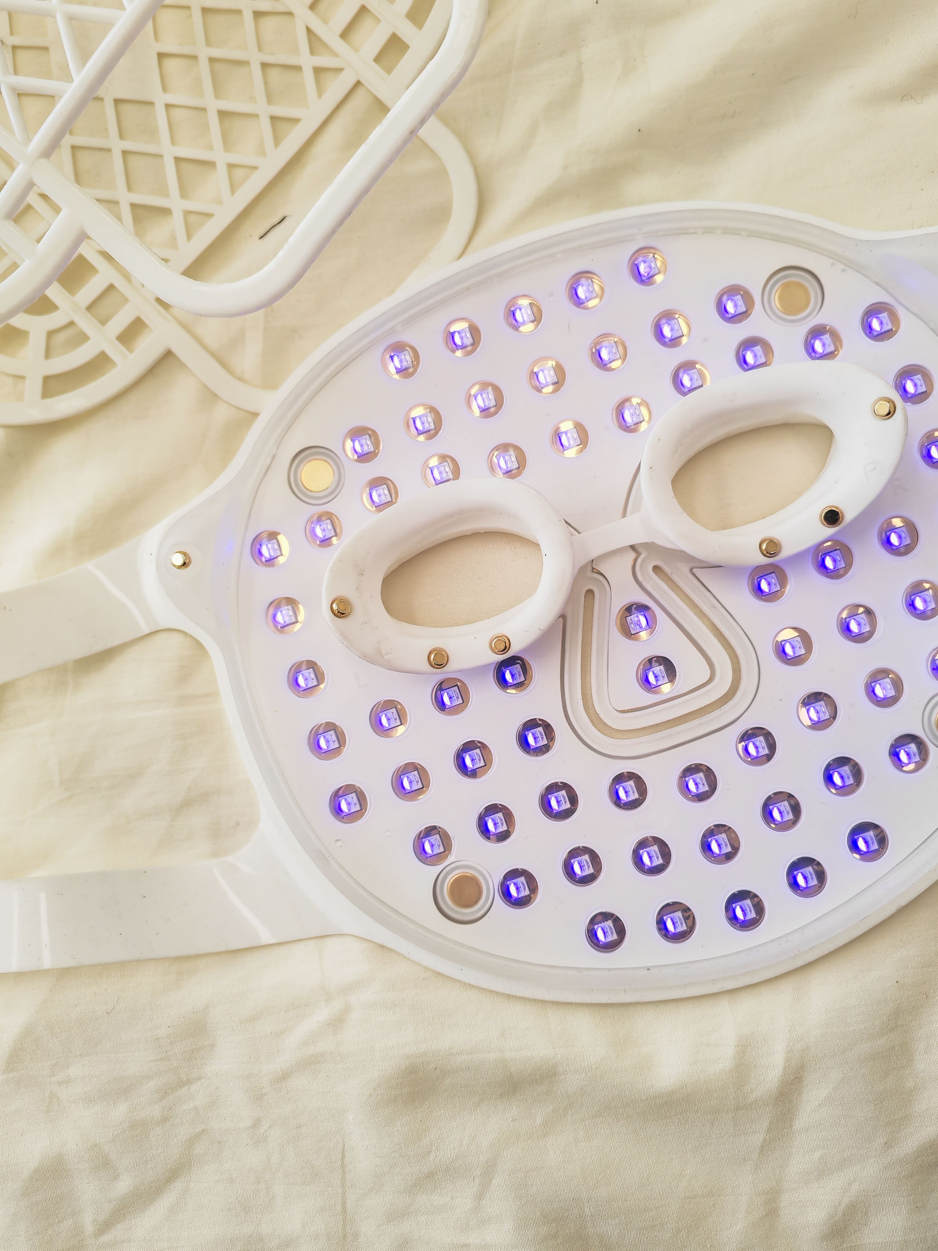 What is a Light Therapy Mask? And How Does Light Therapy Mask Work